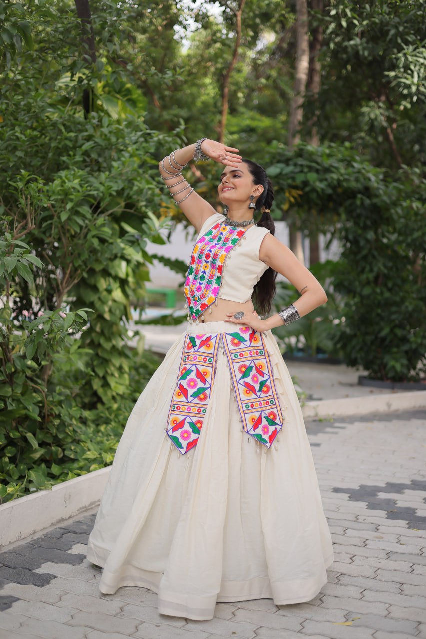 White Gamthi Elegant Navratri Lehenga