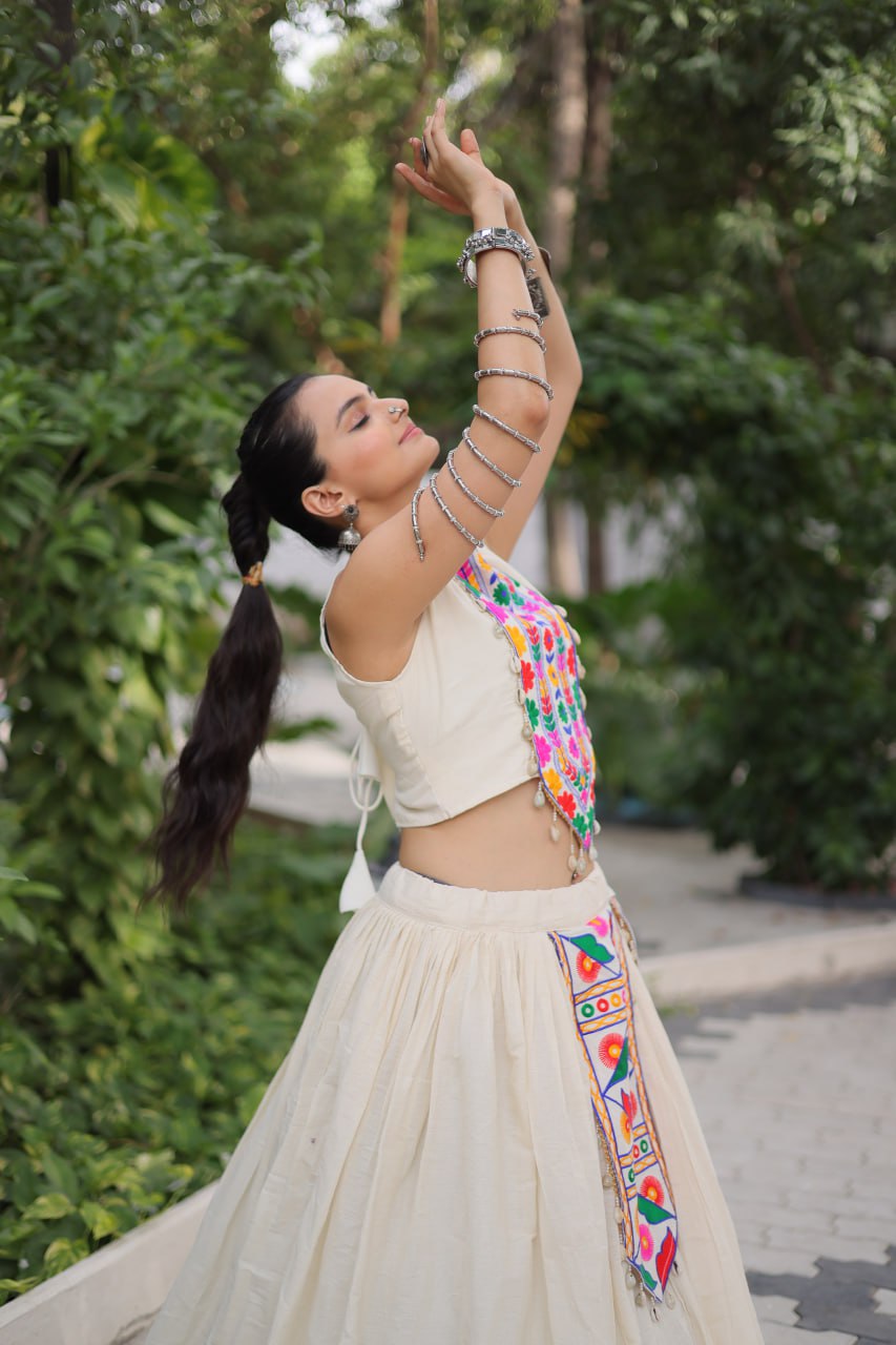 White Gamthi Elegant Navratri Lehenga