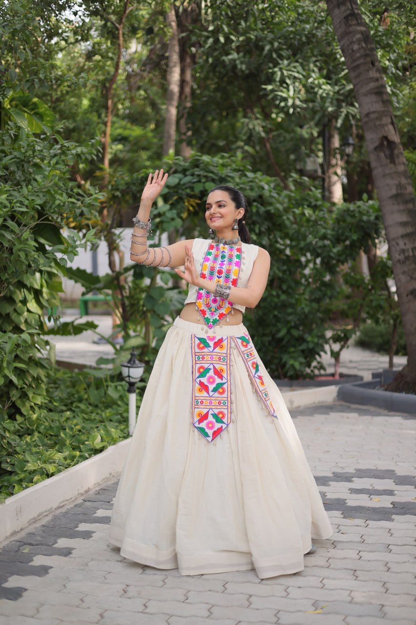 White Gamthi Elegant Navratri Lehenga